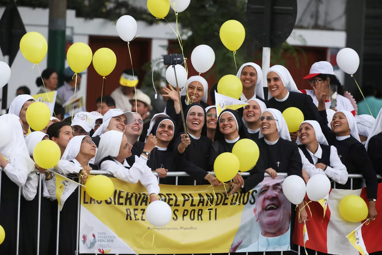EN LIMA. Los fieles recibieron al Papa con pancartas y globos amarillos. REUTERS