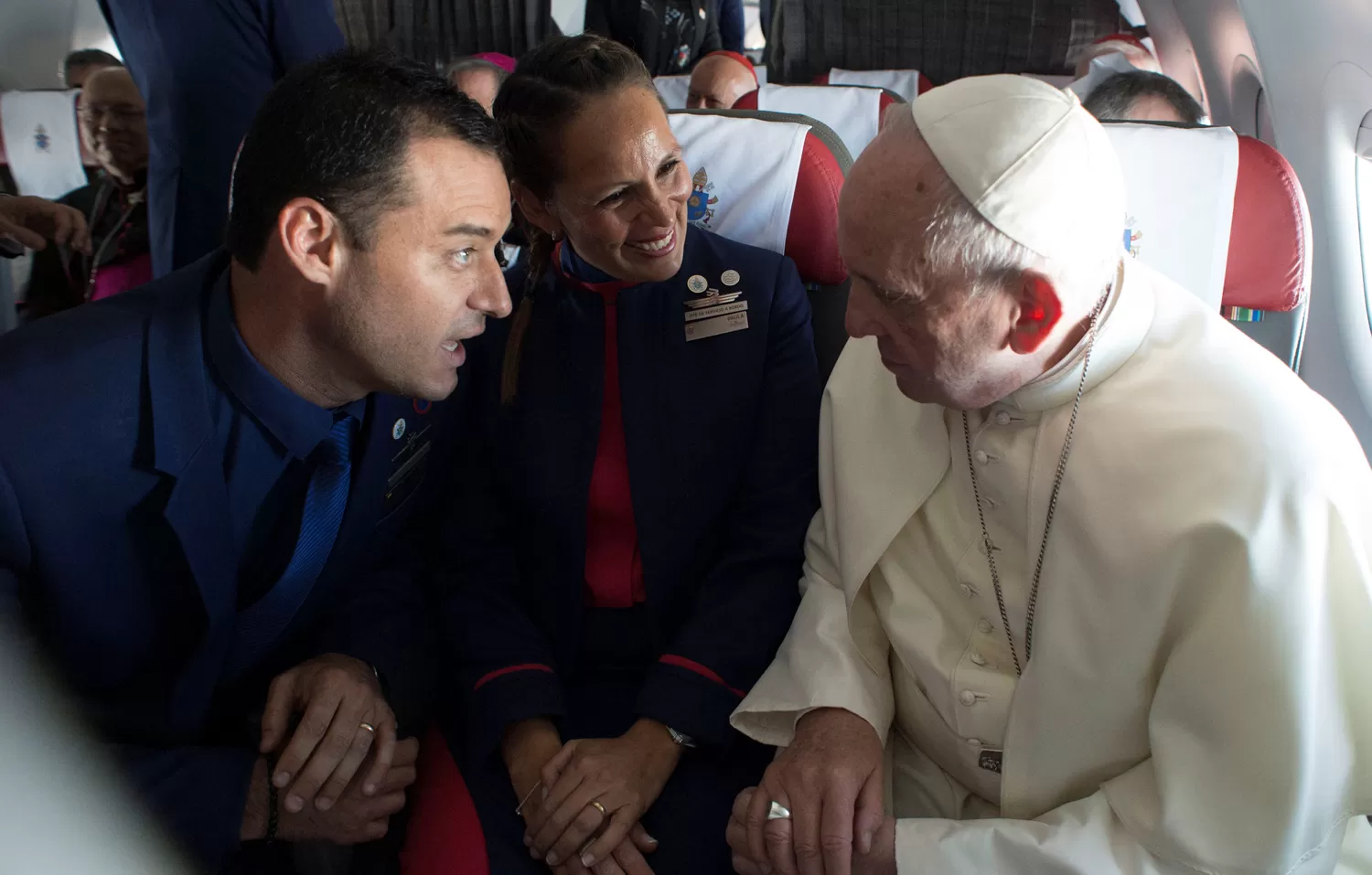 BENDICIÓN. Carlos y Paula reciben el sacramento de parte de Francisco. El presidente de la aerolínea fue el testigo.