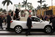 De gira por Perú: el auto que llevaba al papa Francisco pinchó en la ruta