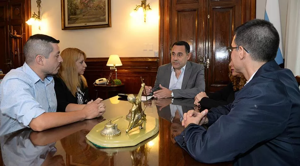 REUNIÓN. La familia de Nahuel escucha al ministro político, Regino Amado. secretaría de estado de comunicación pública