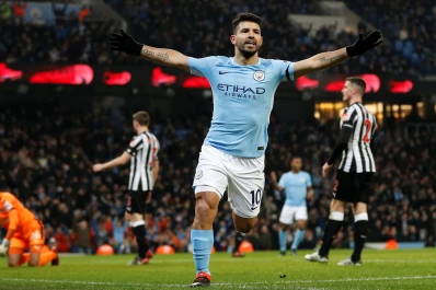 El “Kun” Agüero anotó un hat trick para darle el triunfo al Manchester City