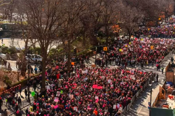 Mujeres marchan en Estados Unidos en protesta por el primer año de Trump