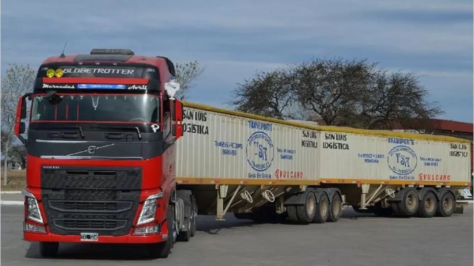 ECONOMÍAS REGIONALES. La circulación de los camiones con dos acoplados reducirá el costo de los fletes, según prevé el Ministerio de Agroindustria. cronista