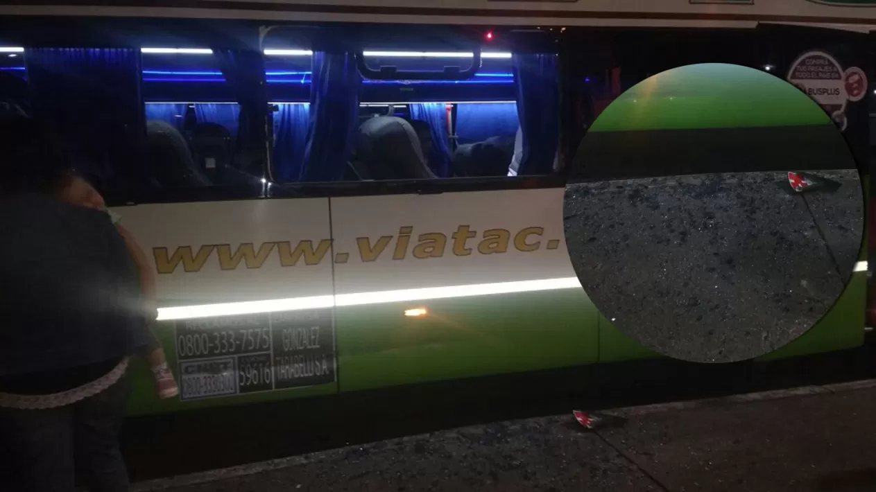 LOS DAÑOS. Uno de los ventanales quedó destruido por la pedrada. FOTO ENVIADA POR UN LECTOR
