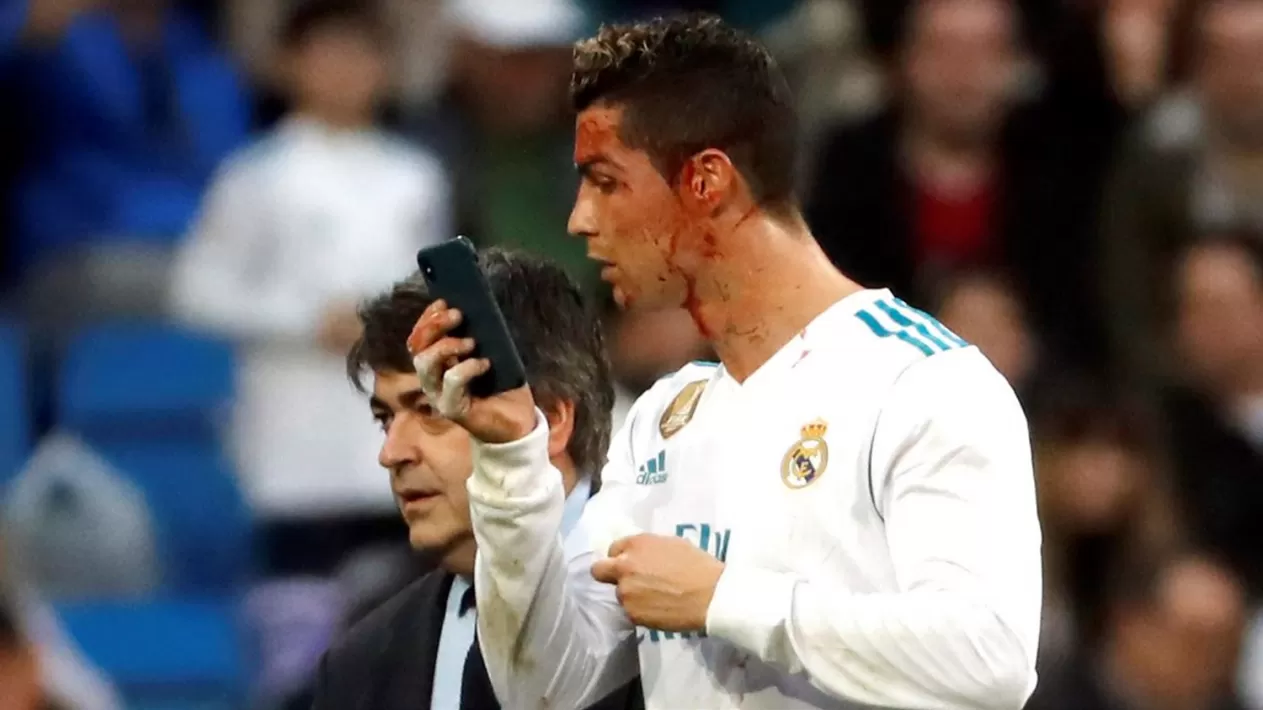 Cristiano Ronaldo con el teléfono del médico. Foto tomada de Twitter.
