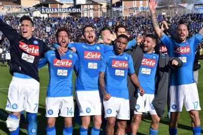 Ganó Nápoli y se afianza como líder de la Serie A