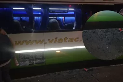 Pudo ser una tragedia: un colectivo fue apedreado en la avenida Papa Francisco