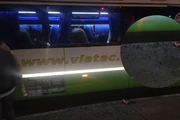 Pudo ser una tragedia: un colectivo fue apedreado en la avenida Papa Francisco