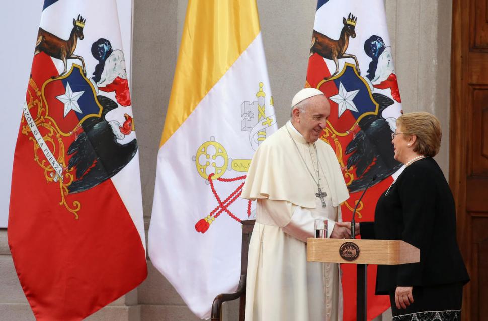 GESTOS QUE HABLAN. El Papa, en Santiago, con la presidenta Bachelet. reuters
