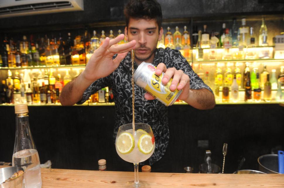  MODO CORRECTO. Marcos Ferrazano, prepara un gin tonic y muestra cómo es la técnica para no perder gas. LA GACETA / ANTONIO FERRONI