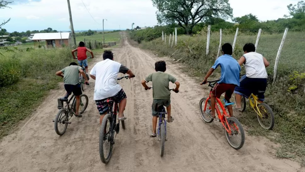 LLAMATIVO. Un grupo de chicos se divierte corriendo carreras de bicicletas. “No podemos jugar al fútbol porque no tenemos canchas”, le confesaron a LG Deportiva. la gaceta / foto de franco vera 