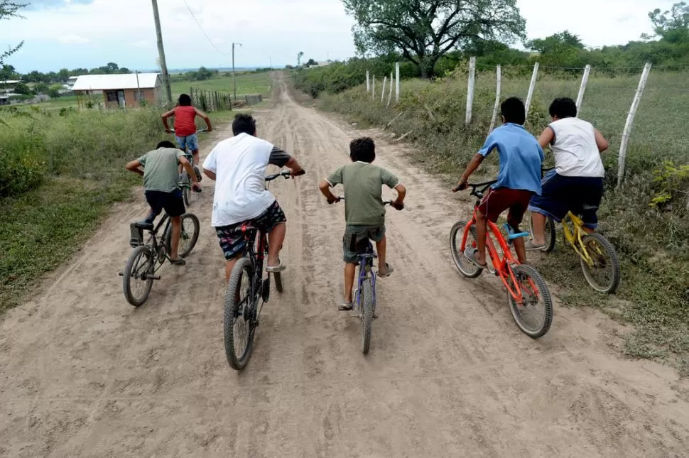LLAMATIVO. Un grupo de chicos se divierte corriendo carreras de bicicletas. “No podemos jugar al fútbol porque no tenemos canchas”, le confesaron a LG Deportiva. la gaceta / foto de franco vera 