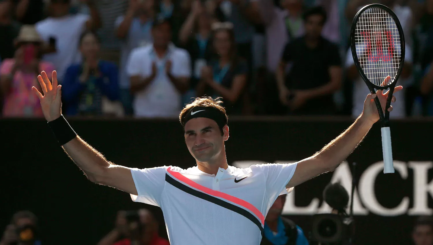 INOXIDABLE. A los 36 años, Federer busca su sexta corona en el primer Grand Slam de la temporada. REUTERS