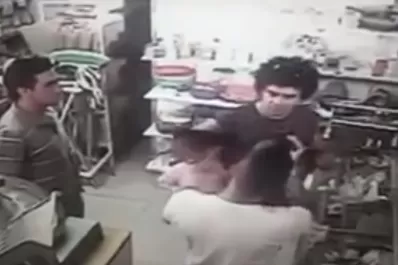 Le pegaron una trompada a un bebé en medio de una discusión entre dos hombres