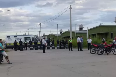 Video: la Policía impidió que usurparan casas del Instituto Provincial de la Vivienda