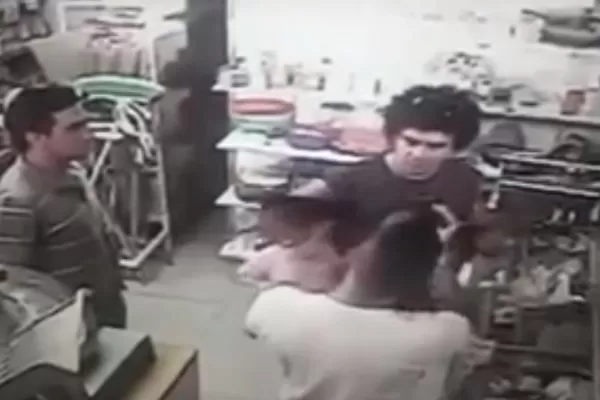 Le pegaron una trompada a un bebé en medio de una discusión entre dos hombres