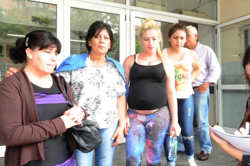 ANGUSTIADOS. Familiares de Buabse Maron aguardan noticias en el Padilla. la gaceta / foto de Antonio Ferroni
