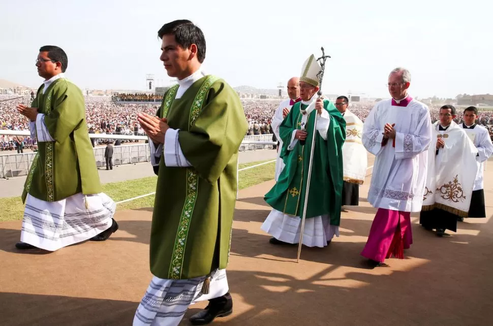 CELEBRACIÓN. Francisco llegó al altar tras recorrer un camino en el que recibió la ovación de casi un millón de fieles reunidos en la base aérea Las Palmas. reuters