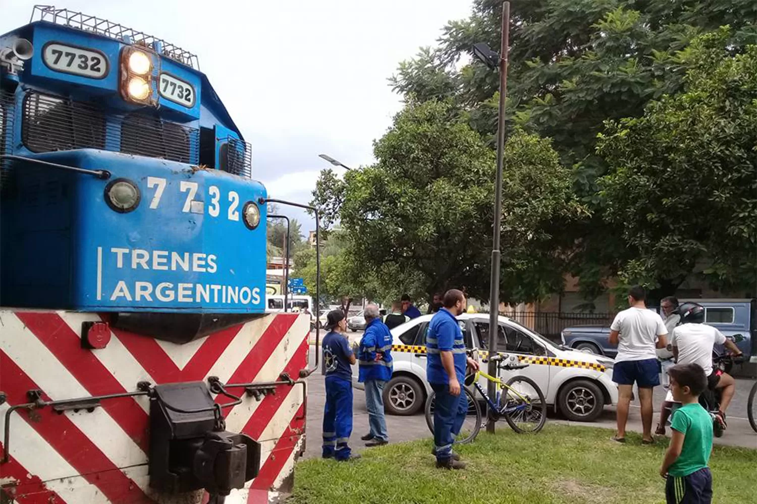 Un tren carguero embistió un taxi que llevaba pasajeros en Bernabé Aráoz y Bolívar