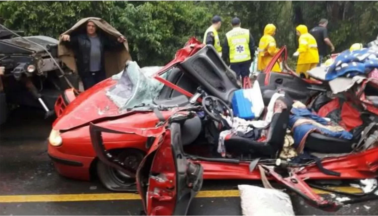 TRAGEDIA. Así quedó el Renault de los argentinos luego del accidente. FOTO TOMADA DE TN.COM.AR