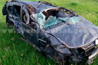 Una familia tucumana volcó y cayó al río en Rosario de la Frontera: una adolescente murió