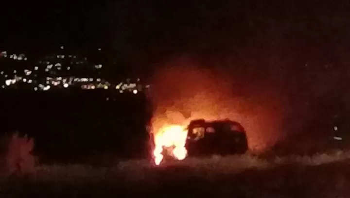 Chevrolet Zafira se incendió luego de colisionar con caballos en la ruta 307. foto de facebook
