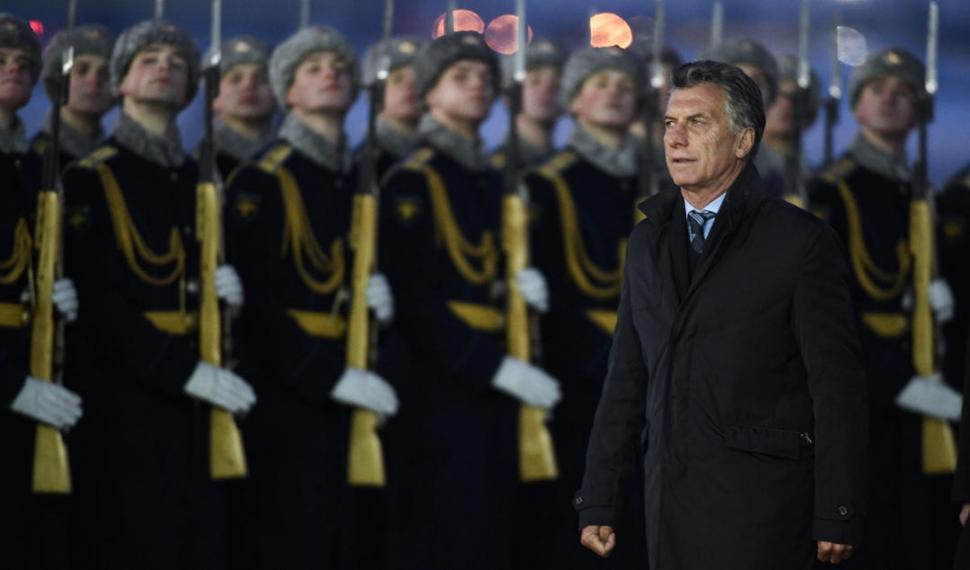 LA LLEGADA. Con ambo oscuro y corbata a tono, Mauricio Macri enfrentó los 15 grados bajo cero de Moscú y recibió los honores de la guardia militar rusa. telam
