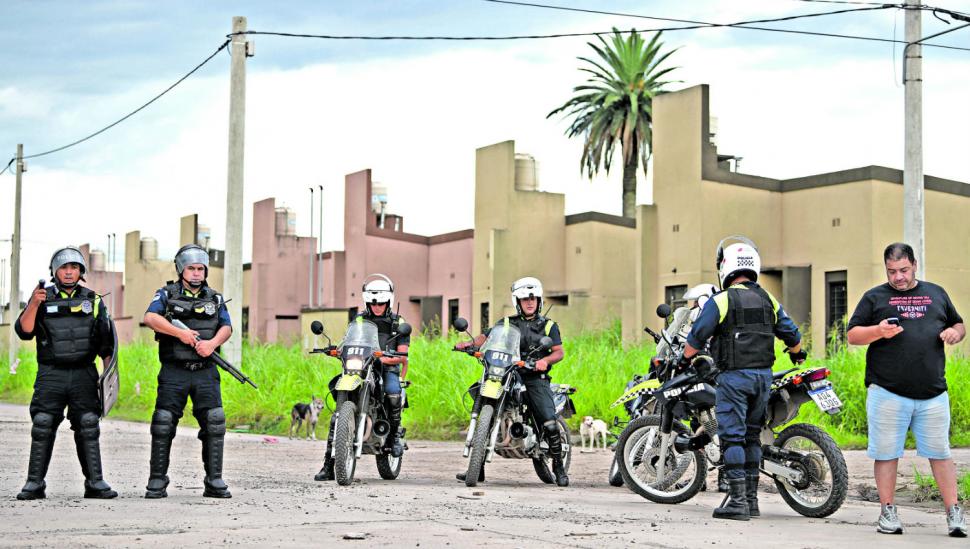 Los “gestores” no aparecen y los que pagaron anticipos por casas sociales quieren ocuparlas