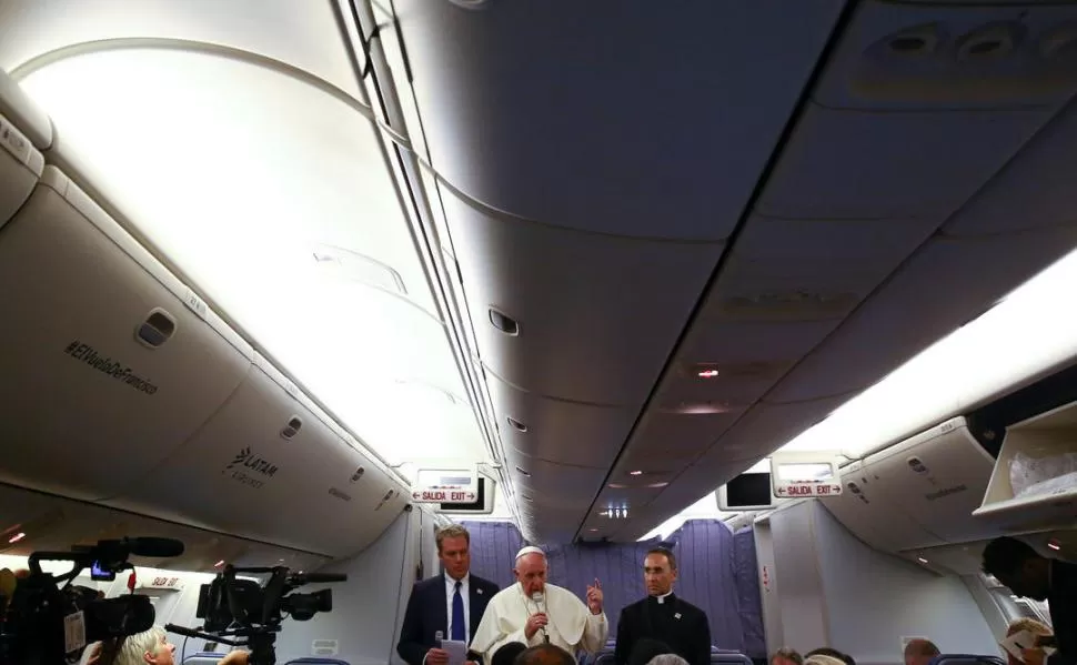 EN EL AVIÓN PAPAL. Francisco hizo la autocrítica ante los periodistas durante el vuelo de regreso a Roma. reuters