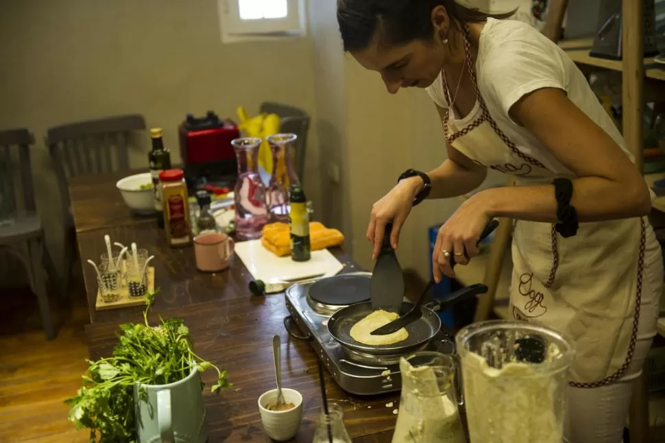   MANOS A LA OBRA. Catalina Sánchez prepara las dosas (panqueques) de arroz yamaní y porotos mung. LA GACETA/FOTO DE JORGE OLMOS SGROSSO