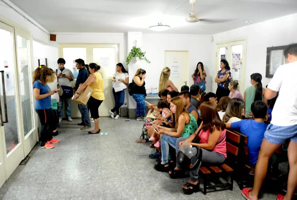 A LA ESPERA. En el vacunatorio de Sanidad de Fronteras, la gente aguarda incluso sentada en las escaleras. la gaceta / foto de franco vera