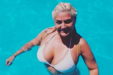 Con bikini blanco, la Bomba Tucumana seduce en Carlos Paz