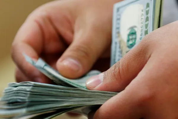 El dólar se disparó otros 27 centavos y quedó a un paso de los $20