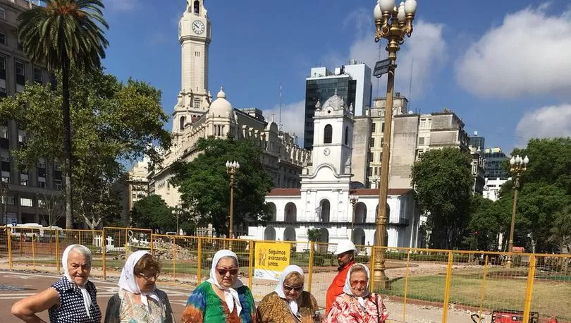 IMPOTENCIA. Bonafini y otras referentes de Madres de Plaza de Mayo observan las baldosas levantadas. prensa Asociación Madres de Plaza de Mayo