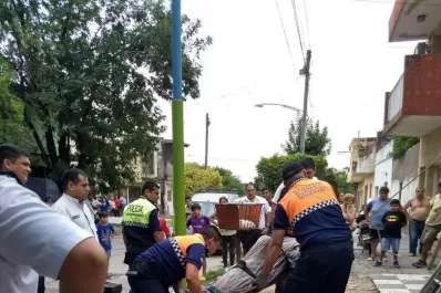 Destapaba una canaleta, cayó sobre cables y se electrocutó