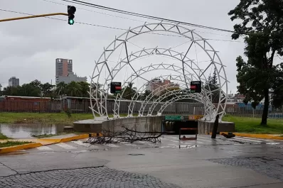 Por la tormenta, el túnel de la Mendoza quedó intransitable y pusieron ramas para que los autos no entren