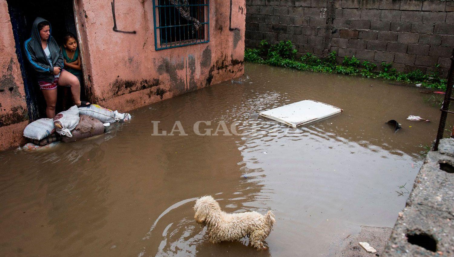 Las casas del barrio Alejandro Heredia quedaron tapadas de agua y barro. LA GACETA/FOTO DE JORGE OLMOS SGROSSO