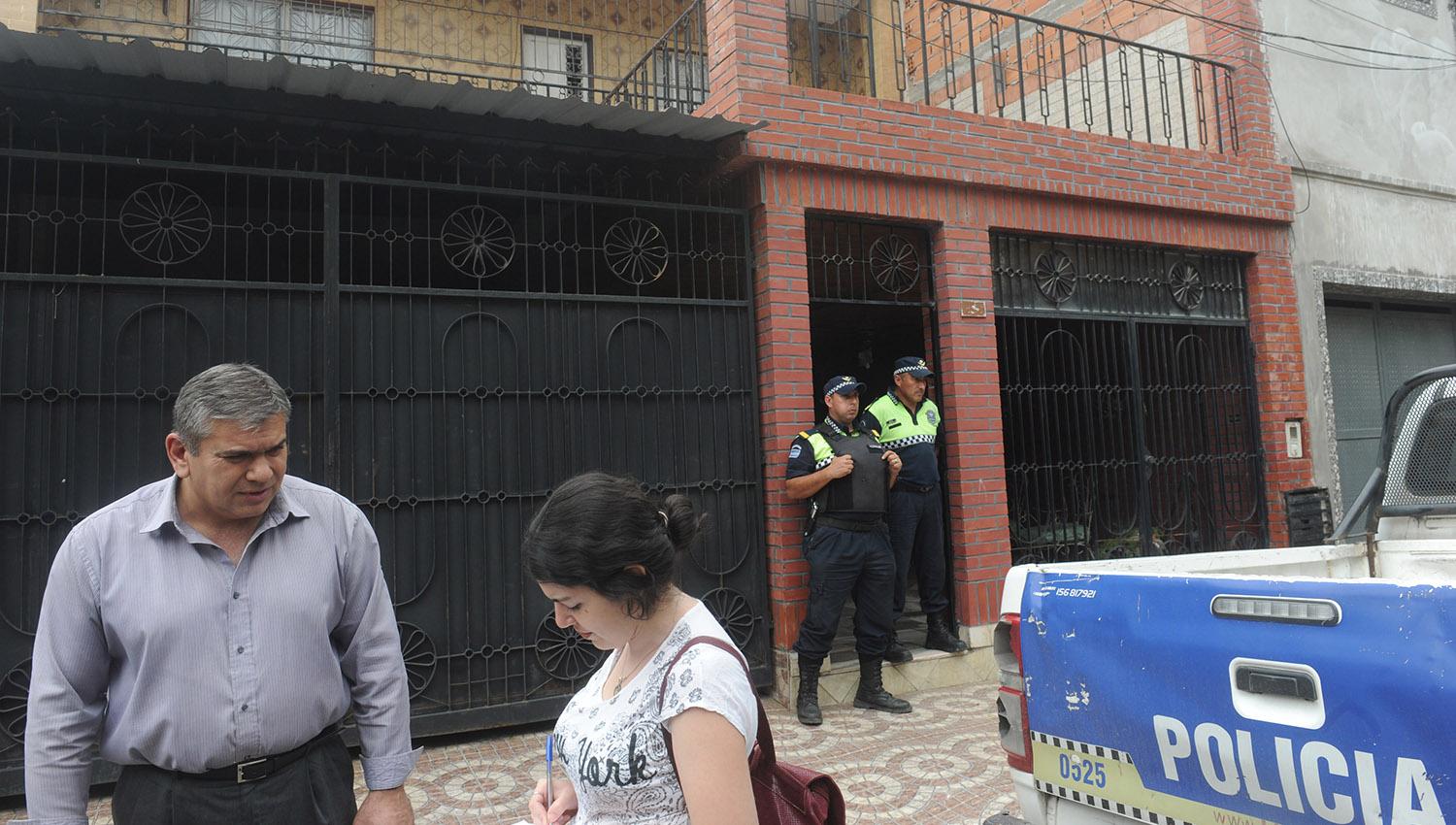 MADRID AL 300. Un funcionario policial dialoga con una periodista de LA GACETA durante uno de los allanamientos. LA GACETA / ANTONIO FERRONI