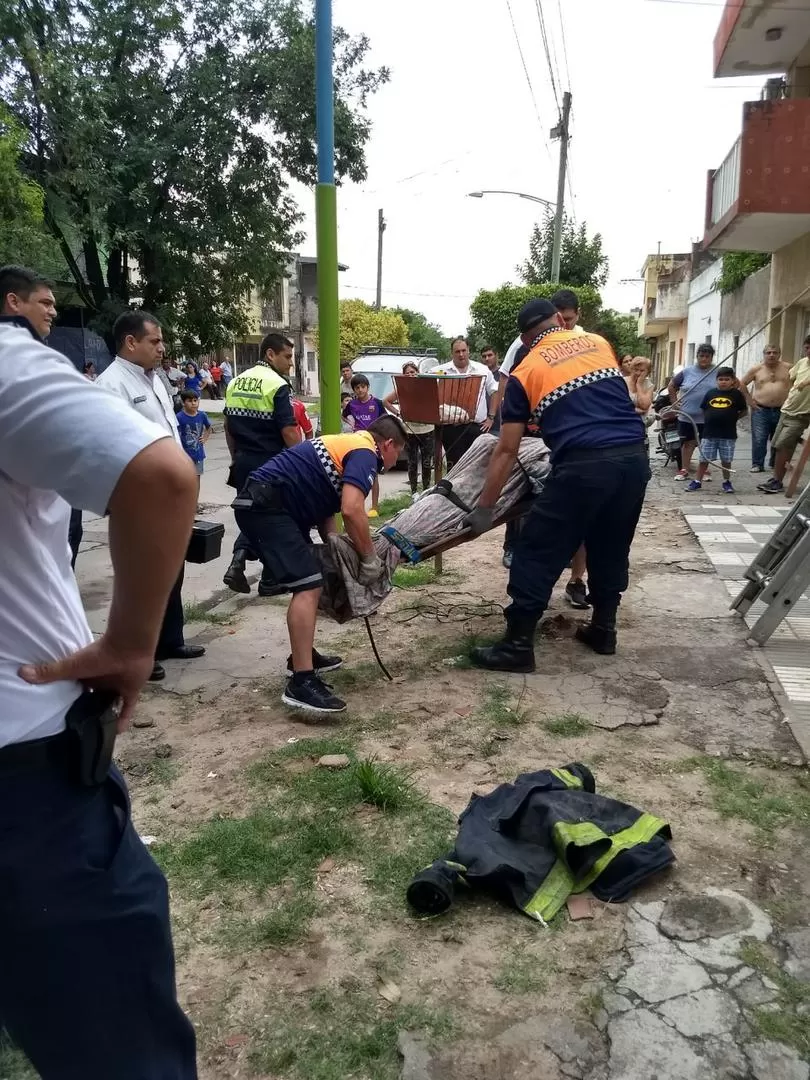 TRÁGICO ACCIDENTE. La Policía retira el cuerpo sin vida de Barrionuevo. .