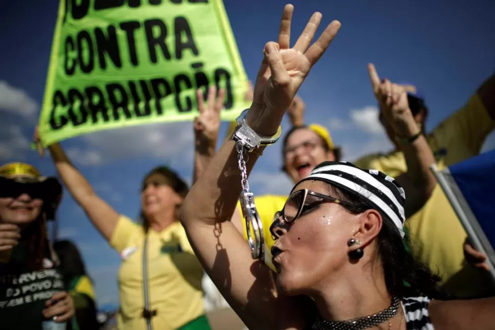 A FAVOR Y EN CONTRA. Ayer hubo movilizaciones de militantes y de ciudadanos en al menos 16 ciudades brasileñas; la situación de Lula divide al país. FOTOS DE Reuters