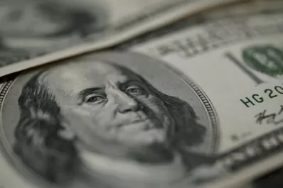 Después del récord, el dólar frenó su suba y cerró a $ 19,85