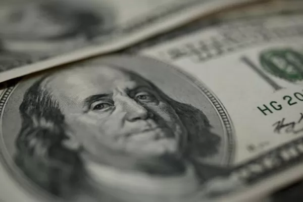Después del récord, el dólar frenó su suba y cerró a $ 19,85