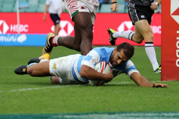 Argentina debutó con un apretado triunfo en el Circuito mundial de Seven