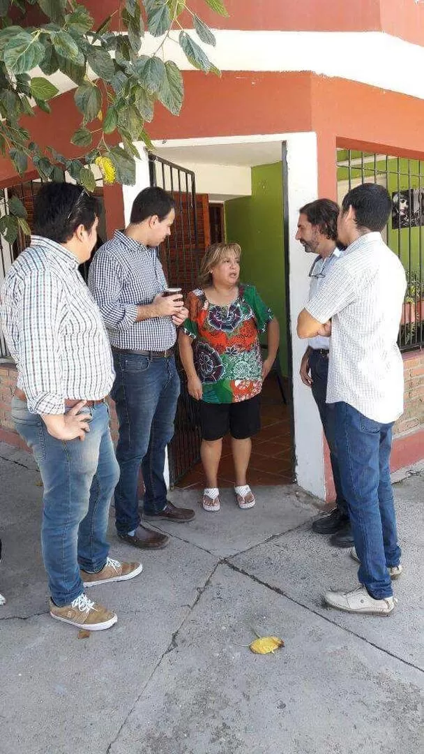 DIÁLOGO CON VECINOS. Los concejales García, Zelaya, Cerúsico y Albornoz Piossek durante una recorrida por el barrio San Eduardo.  