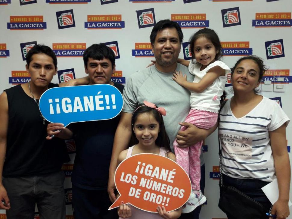 TODOS CONTENTOS. Luis Irineo Moya y su esposa (ambos de negro) y Claudio Cortez con su esposa y sus dos hijas.  