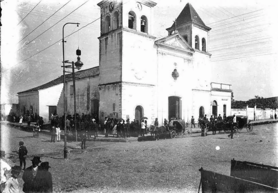 PASADO. El templo parroquial de Monteros, demolido para erigir el actual, en una foto de inicios del siglo XX. la gaceta / archivo