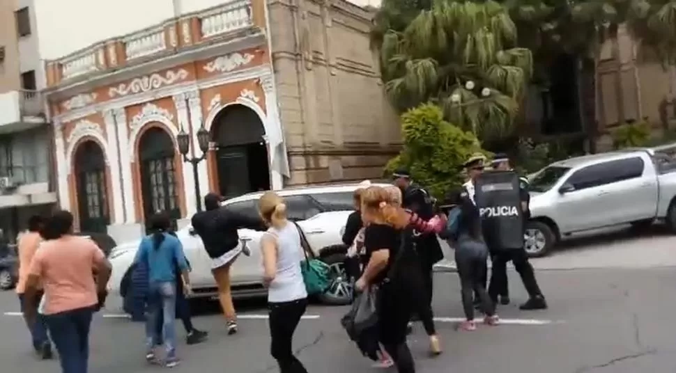 EN LA PUERTA. Un hombre descarga su bronca contra un vehículo oficial. captura de video