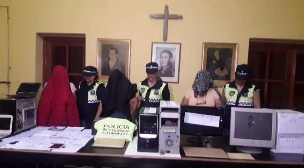 DETENCIONES. La Policía documentó el arresto de tres presuntas falsas gestoras y el secuestro de computadoras. comunicaciontucuman.gob.ar