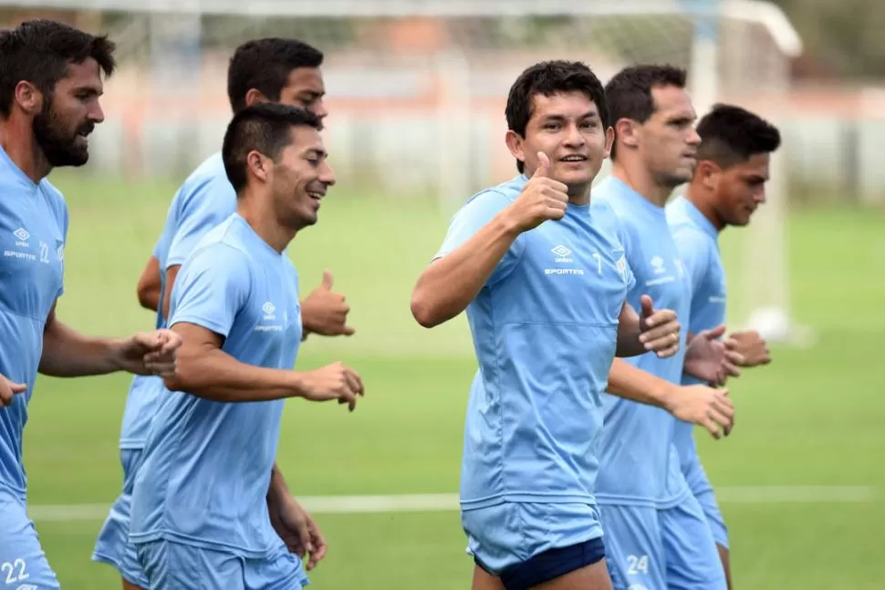 PULGAR HACIA ARRIBA. El Pulga Rodríguez y demás jugadores se preparan para la vuelta de la Superliga. ARCHIVO