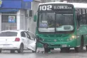 Un auto chocó de frente contra un colectivo en barrio El Parque